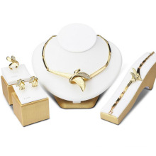 Hermosas mujeres deshuesando joyería de aleación de oro 24k collar colgante